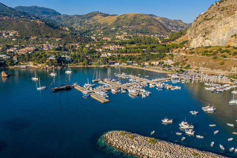 意大利西西里岛中世纪小镇Marina Cefalu鸟瞰图。有沙滩的海滨村庄，群山环绕。巴勒莫省帆船和游艇的热门旅游景点